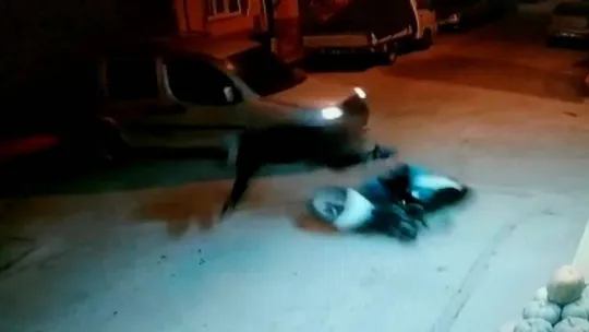 Sürücünün çarptığı bisikletliyi bırakıp kaçtığı anlar kamerada