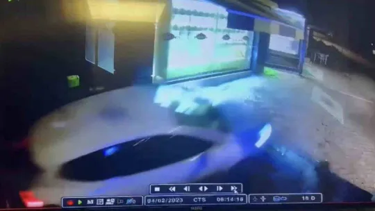 Sürücüsü uyuyakalan araç, fırının bahçesine uçtu