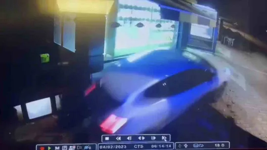 Sürücüsü uyuyakalan araç, fırının bahçesine uçtu