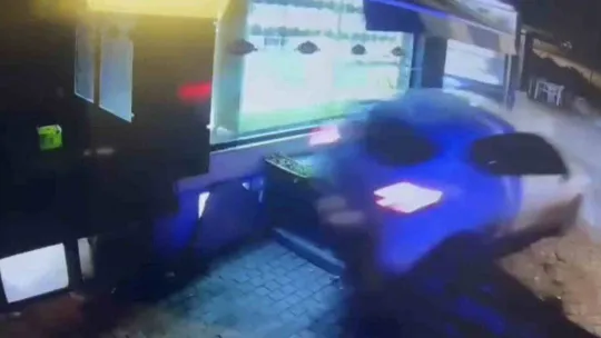 Sürücüsü uyuyakalan araç, fırının bahçesine uçtu