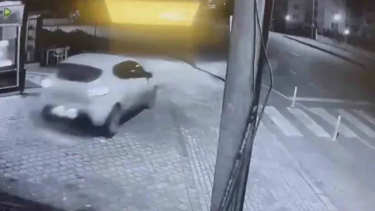 Sürücüsü uyuyakalan araç, fırının bahçesine uçtu