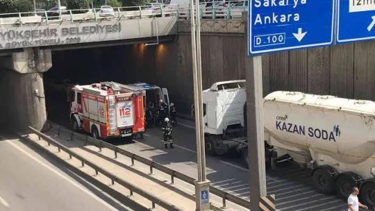 Sürücüyü sıkıştığı yerden çıkaran itfaiyeye, çocuklardan alkışlı destek