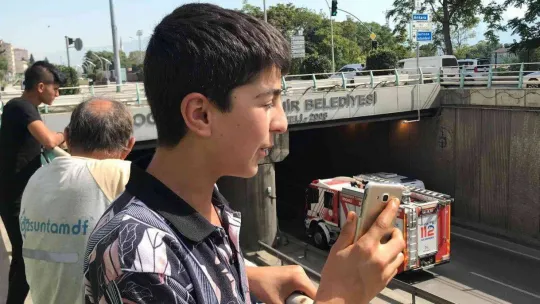 Sürücüyü sıkıştığı yerden çıkaran itfaiyeye, çocuklardan alkışlı destek