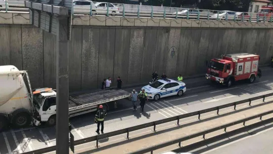 Sürücüyü sıkıştığı yerden çıkaran itfaiyeye, çocuklardan alkışlı destek
