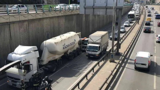 Sürücüyü sıkıştığı yerden çıkaran itfaiyeye, çocuklardan alkışlı destek