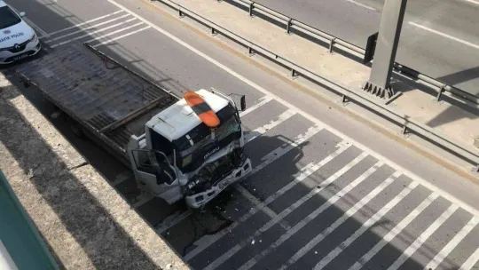 Sürücüyü sıkıştığı yerden çıkaran itfaiyeye, çocuklardan alkışlı destek