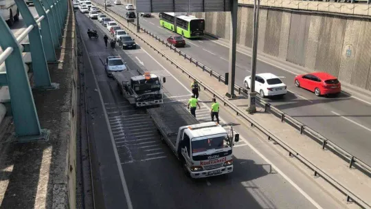 Sürücüyü sıkıştığı yerden çıkaran itfaiyeye, çocuklardan alkışlı destek