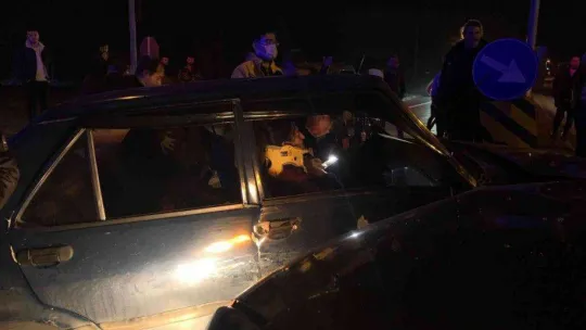 SUV model araç ile otomobil çarpıştı: 3 yaralı