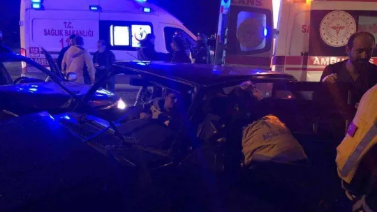 SUV model araç ile otomobil çarpıştı: 3 yaralı