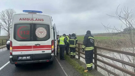 Suya gömülen araçtan son anda kurtuldu