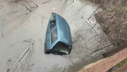 Suya gömülen araçtan son anda kurtuldu