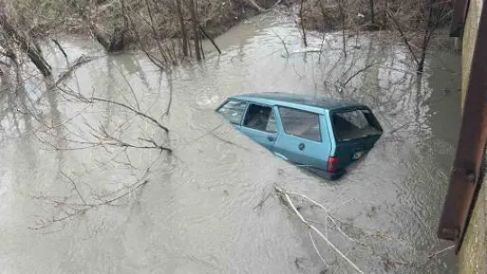 Suya gömülen araçtan son anda kurtuldu
