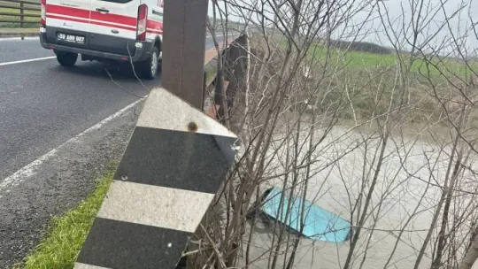Suya gömülen araçtan son anda kurtuldu