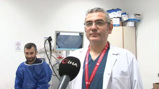 Suyu bile zor içerken, sarmayı afiyetle yedi