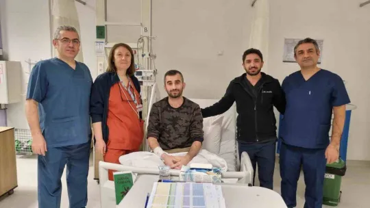 Suyu bile zor içerken, sarmayı afiyetle yedi