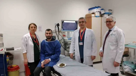 Suyu bile zor içerken, sarmayı afiyetle yedi