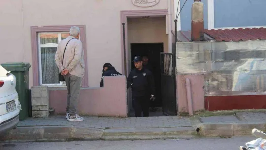 Tabancayı temizlerken kazara kendini vurdu