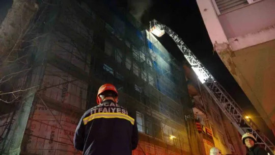 Tadilat yapılan binada çıkan yangını film izler gibi izlediler