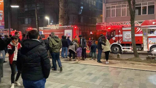 Tadilat yapılan binada çıkan yangını film izler gibi izlediler