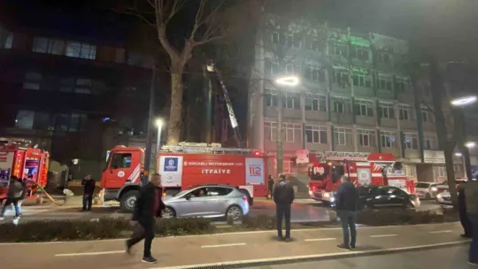 Tadilat yapılan binada çıkan yangını film izler gibi izlediler