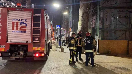 Tadilat yapılan binada çıkan yangını film izler gibi izlediler