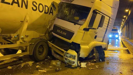 Takip mesafesini korumamanın sonu kötü bitti: 4 araç zincirleme kazaya karıştı