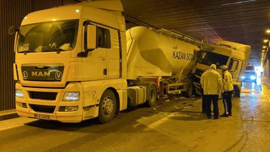 Takip mesafesini korumamanın sonu kötü bitti: 4 araç zincirleme kazaya karıştı