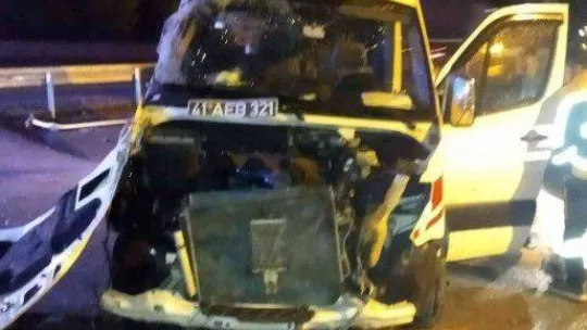 Takla atan ambulans hurdaya döndü: 3 yaralı