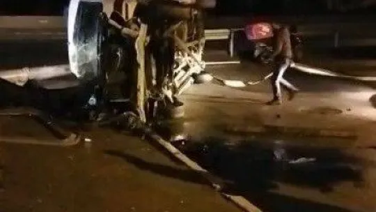 Takla atan ambulans hurdaya döndü: 3 yaralı