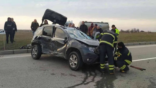 Takla atan araçtan burunları bile kanamadan çıktılar
