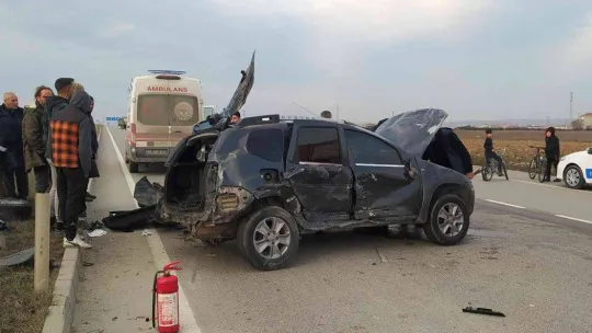 Takla atan araçtan burunları bile kanamadan çıktılar