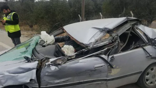 Takla atan otomobilde sıkışan 2 kişiyi itfaiye kurtardı