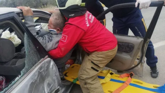 Takla atan otomobilde sıkışan 2 kişiyi itfaiye kurtardı