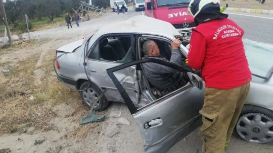 Takla atan otomobilde sıkışan 2 kişiyi itfaiye kurtardı