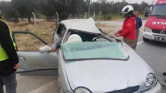 Takla atan otomobilde sıkışan 2 kişiyi itfaiye kurtardı