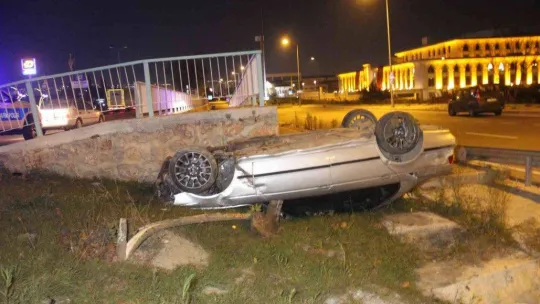 Takla atan otomobildeki 2 kişi yaralandı