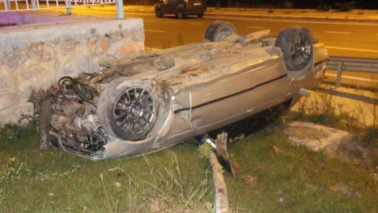 Takla atan otomobildeki 2 kişi yaralandı