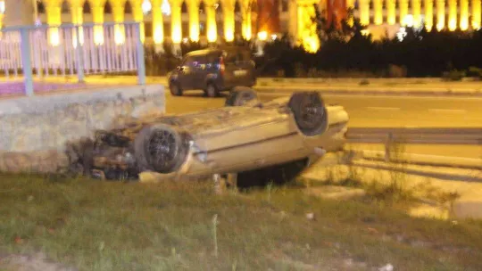 Takla atan otomobildeki 2 kişi yaralandı