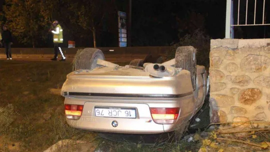 Takla atan otomobildeki 2 kişi yaralandı