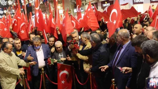 Taksiciler İstiklal Caddesi'nde bombalı saldırıyı kınamak için karanfil bıraktı