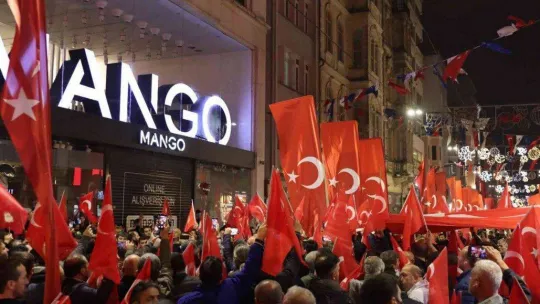 Taksiciler İstiklal Caddesi'nde bombalı saldırıyı kınamak için karanfil bıraktı