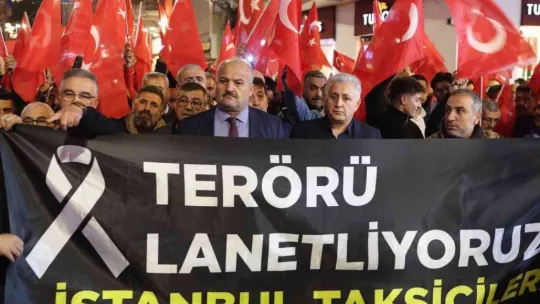 Taksiciler İstiklal Caddesi'nde bombalı saldırıyı kınamak için karanfil bıraktı