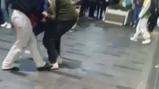 Taksim'de bıçaklı kavga kamerada