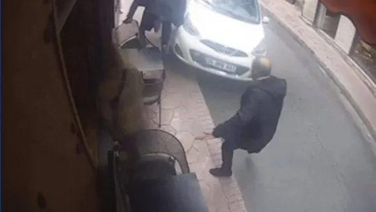 Taksim'de dehşet anları kamerada: Ünlü kadın oyuncu yayaların arasına daldı