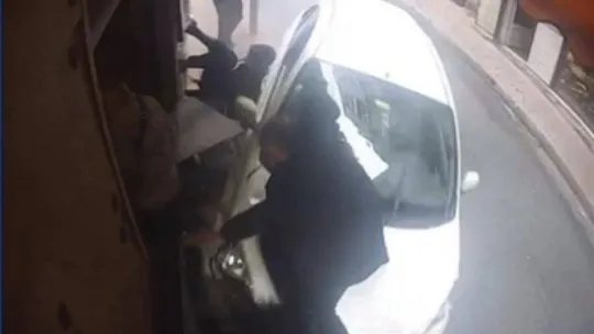 Taksim'de dehşet anları kamerada: Ünlü kadın oyuncu yayaların arasına daldı