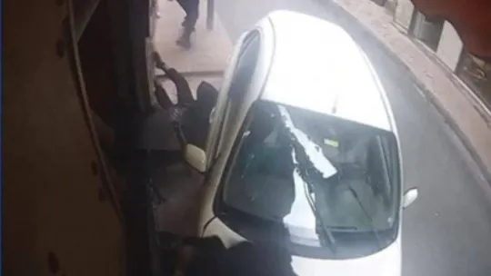 Taksim'de dehşet anları kamerada: Ünlü kadın oyuncu yayaların arasına daldı