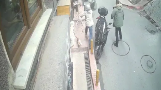 Taksim'de dehşet anları kamerada: Ünlü kadın oyuncu yayaların arasına daldı