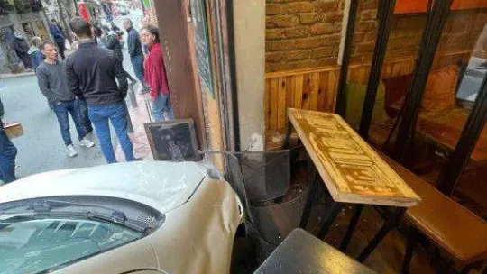 Taksim'de dehşet anları kamerada: Ünlü kadın oyuncu yayaların arasına daldı