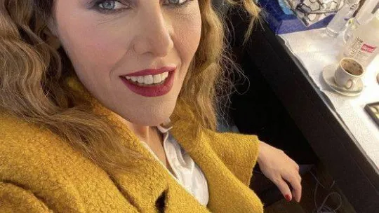 Taksim'de dehşet anları kamerada: Ünlü kadın oyuncu yayaların arasına daldı