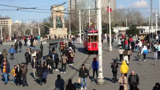 Taksim'de dün gece etkili olan kar yağışı bugün yerini güneşe bıraktı